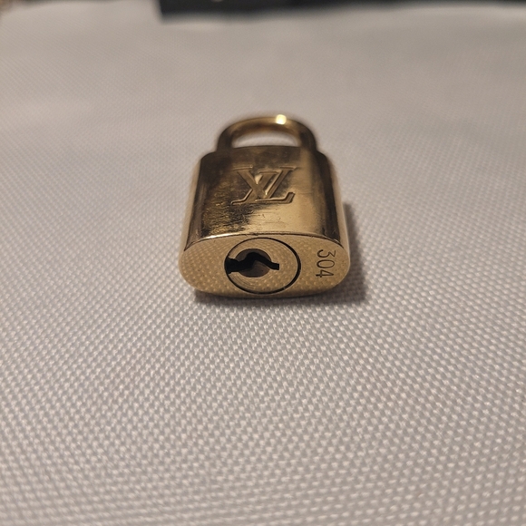 1 Preowned Louis Vuitton Gold Brass Padlock NO KEY #300s - Picture 9 of 10